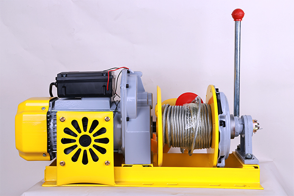 鋼絲繩電動提升機(jī)吊裝太陽能板